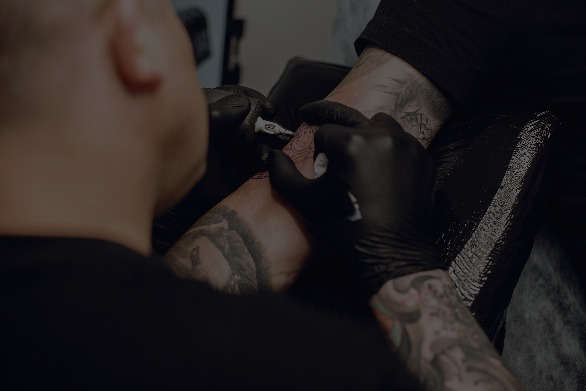 man-doing-tattoo-tattoo-salon (1)